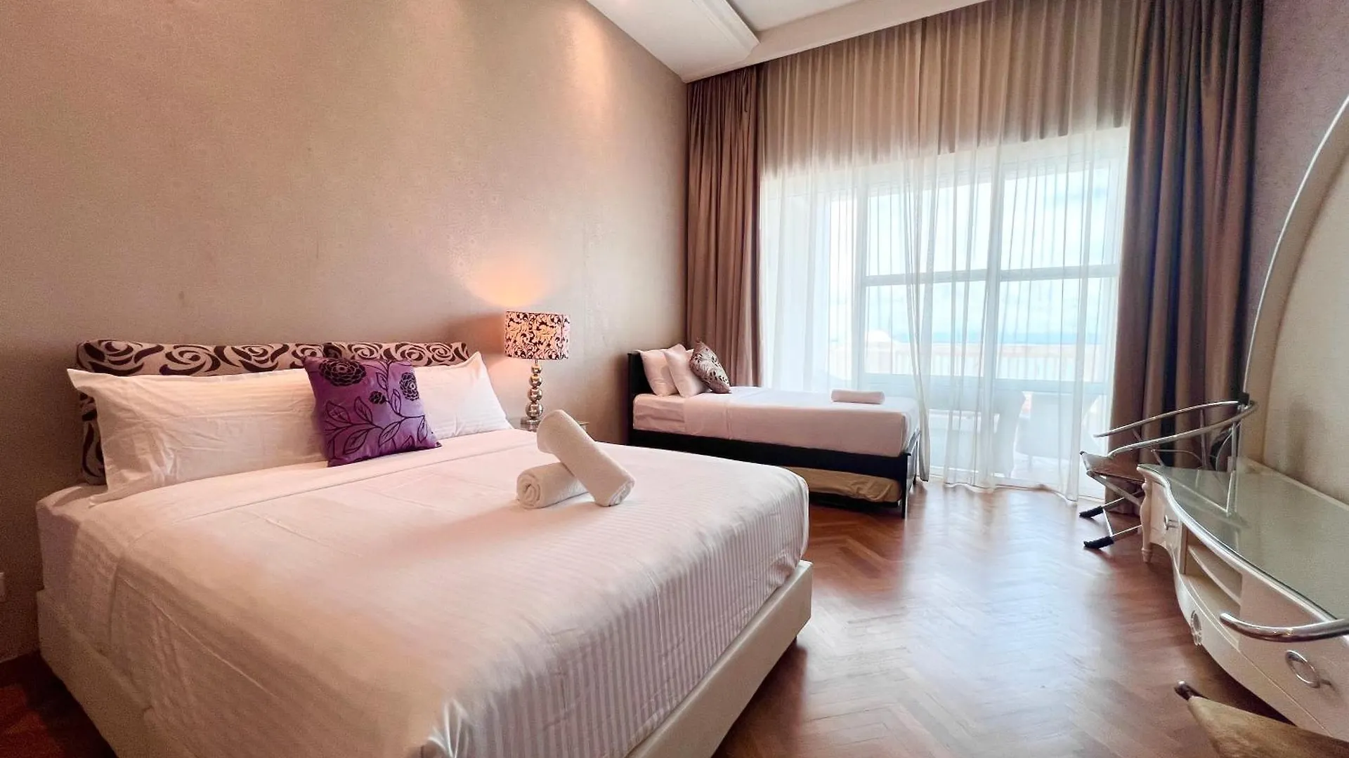 Luxury Seaview Family Suite At Straits Quay Tanjung Tokong Malaysia